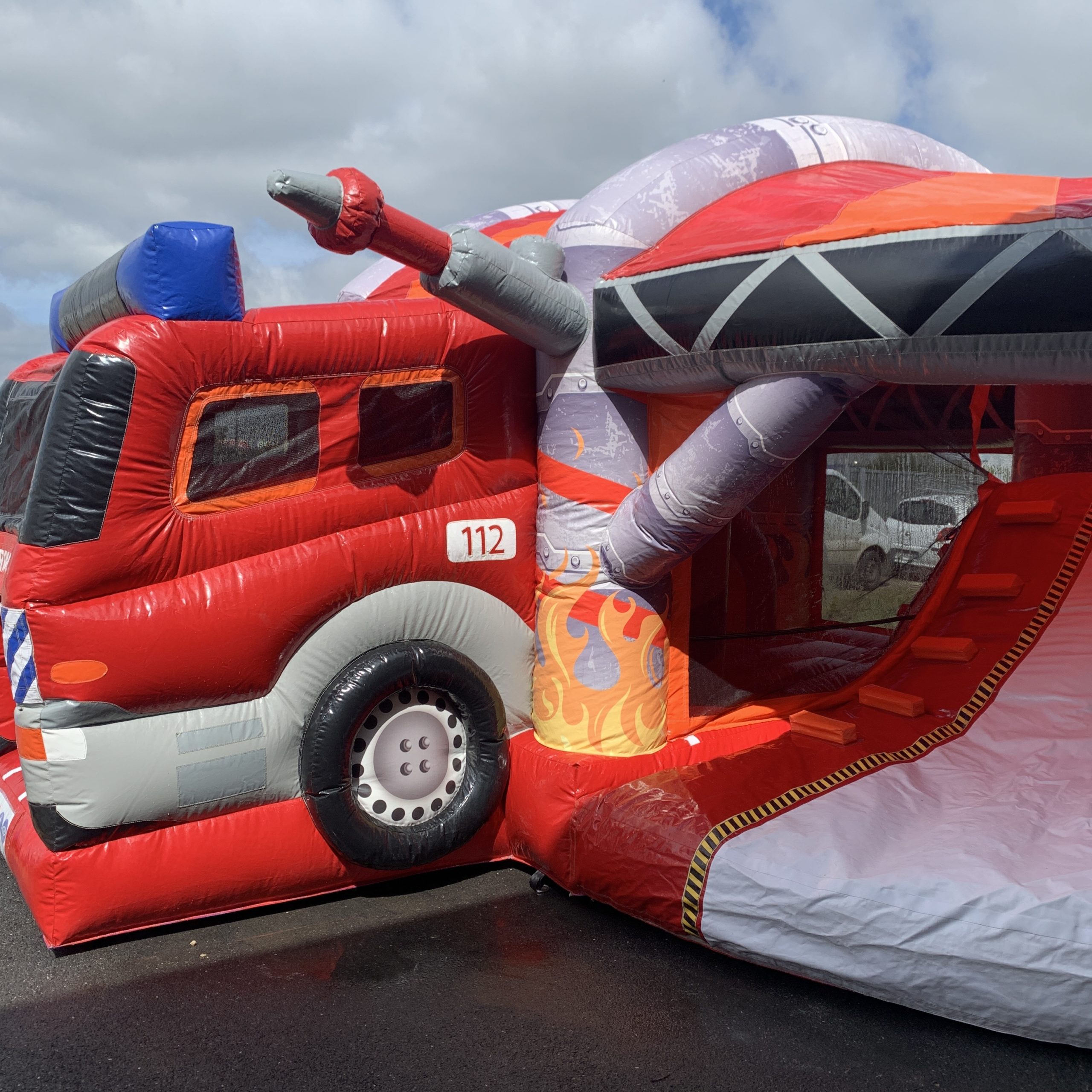 Parcours gonflable camion pompier, en avant les aventures !